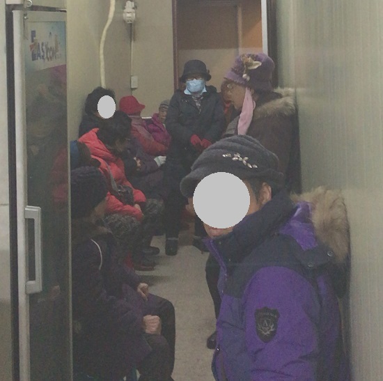 어르신들은 행사가 시작하기 한참 전부터 무료급식소를 찾아 식사를 기다리고 계셨다. 