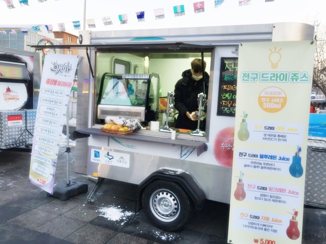 생과일로 만든 전구드라이주스를 판매하는 푸드트럭