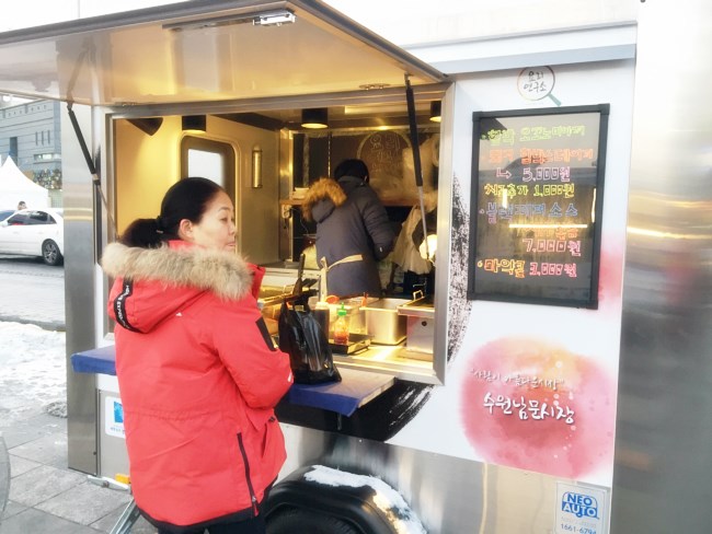 푸드트럭 앞에서 음식을 주문하는 시민