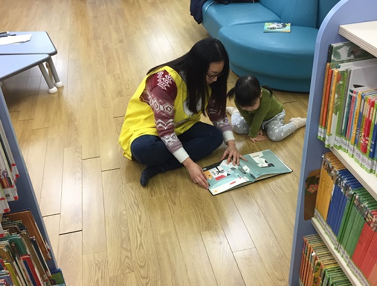 이 날 필자에게도 ‘책 읽어주세요’ 자원봉사를 체험할 기회가 주어졌다. ‘백문불여일견’이라 했던가. 체험해보니 ‘백견불여일행’이었다. 보는 것과는 또 다른 느낌이었다. 