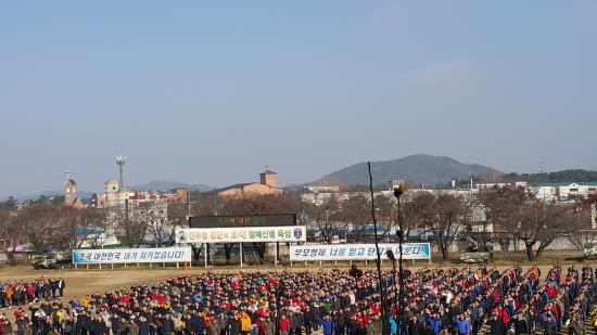 겨울의 시작과 함께 아들이 입영했다. 수천 명의 아들들이 입영을 시작하는 논산 입영심사대.
