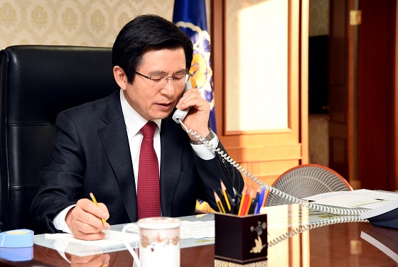 황교안 대통령 권한대행 국무총리가 30일 오전 9시(우리 시간) 정부 서울청사 집무실에서 도널드 트럼프 미국 대통령과 전화통화를 하고 한·미 동맹 문제 등을 논의하고 있다.