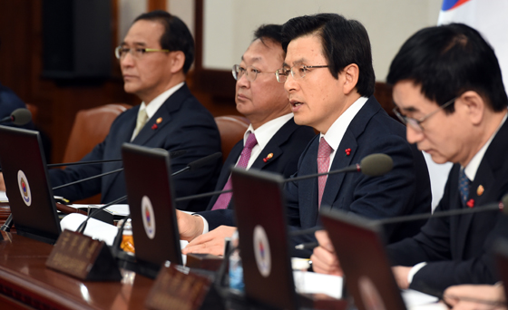 황교안 대통령 권한대행 국무총리가 31일 정부서울청사에서 열린 국무회의에서 모두발언을 하고 있다.
