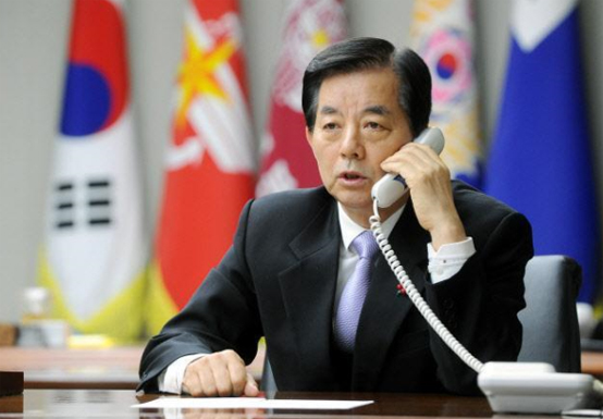 한민구 국방부장관이 31일 오전 매티스 미 국방부장관과 북한의 핵미사일 위협에 대한 한미동맹 대응 방안을 논의하기 위한 전화대담을 하고 있다. (사진=국방부)