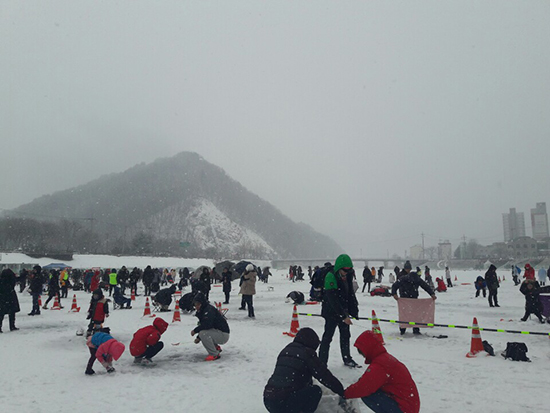 3대가 모여 낚시하러 온 가족도 드물지 않게 발견할 수 있을정도로 전 세대가 함께 즐길 수 있는 화천 산천어축제.