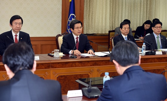 황교안 대통령 권한대행 국무총리가 2일 정부 서울청사에서 열린 국정현안 관계장관회의를 주재하고 있다.