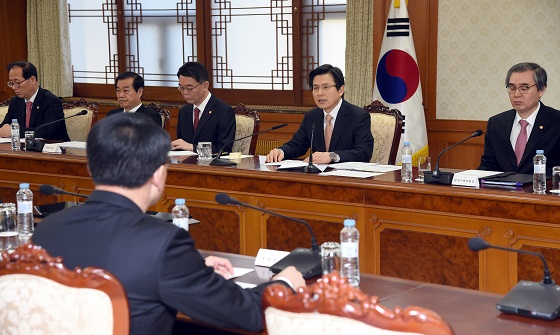 황교안 대통령 권한대행 국무총리가 3일 정부 서울청사에서 열린 사회적 약자 보호 관계장관회의를 주재하고 있다.