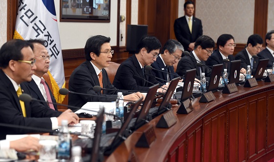 황교안 대통령 권한대행 국무총리가 7일 정부 서울청사에서 열린 국무회의를 주재하고 있다.