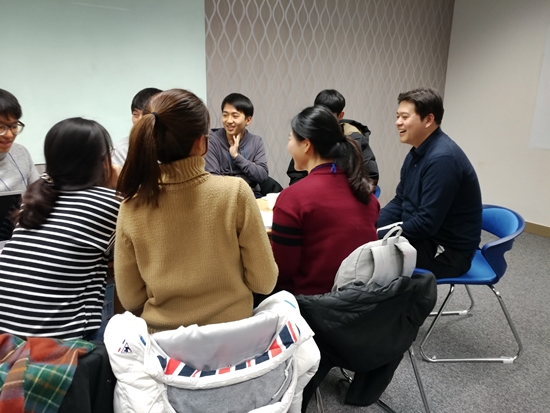 참가 팀이 수행한 프로젝트에 피드백을 전하는 커무브 대표이사(오른쪽)