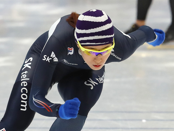한국 스피드스케이팅의 여제 이상화가 6일 오후 2018 평창 동계올림픽 경기장인 강릉 오발에서 훈련을 하고 있다. 이상화를 비롯한 한국 빙속 대표팀은 9일 평창올림픽 테스트 이밴트를 겸해 개막하는 2017 국제빙상경기연맹(ISU) 종목별 세계선수권대회에 참가할 예정이다.(사진=저작권자(c) 연합뉴스, 무단 전재-재배포 금지) 