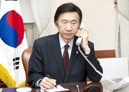 윤병세 외교장관은 7일 오전 렉스 틸러슨 신임 미 국무장관과 전화 통화를 갖고 한·미 동맹 강화와 북한·북핵 문제 등에 대한 의견을 교환했다.