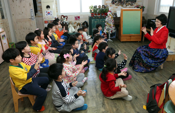 다음달 10일까지 내년부터 활동할 ‘제9기 아름다운 이야기할머니’를 한국국학진흥원과 함께 공개 모집한다. 