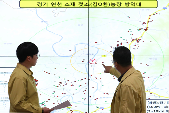 9일 오전 정부세종청사 농림축산식품부 가축방역대책본부에서 직원들이 구제역 상황을 점검하고 있다. <저작권자(c) 연합뉴스, 무단 전재-재배포 금지> 