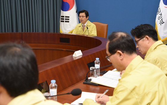 황교안 대통령 권한대행 국무총리가 10일 정부 서울-세종-지방자치단체 간 민관합동 구제역·AI 일일점검회의에서 발언하고 있다. 