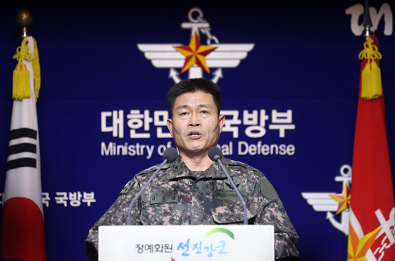 전동진 합동참모본부 작전 1처장이 12일 국방부에서 북한 탄도미사일 도발과 관련한 군의 입장을 발표하고 있다. <저작권자(c) 연합뉴스, 무단 전재-재배포 금지>