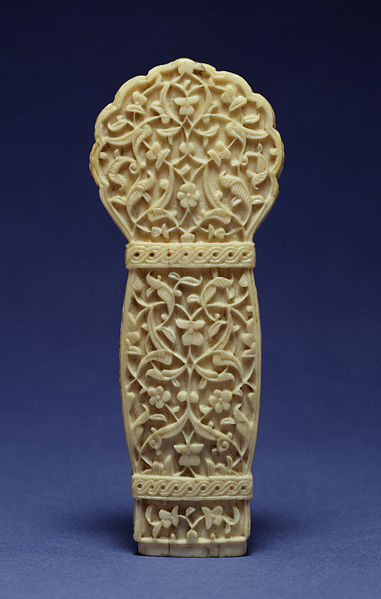 16세기 만들어진 터키의 단도 손잡이 부분 아라베스크 장식. 단도의 손잡이나 칼집 장식은 동서고금을 통해 흔히 볼 수 있는 치장의 하나이다. <사진=월터스 예술박물관>