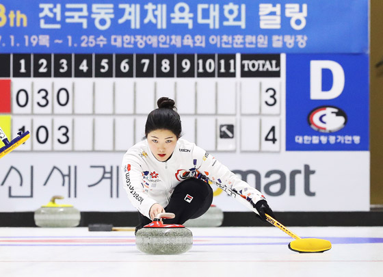 24일 오후 경기도 이천시 대한장애인체육회 이천훈련원 컬링장에서 열린 제98회 전국동계체육대회 컬링 믹스더블 결승에서 경북체육회 장혜지가 투구를 하고 있다.  (사진=저작권자(c) 연합뉴스, 무단 전재-재배포 금지) 