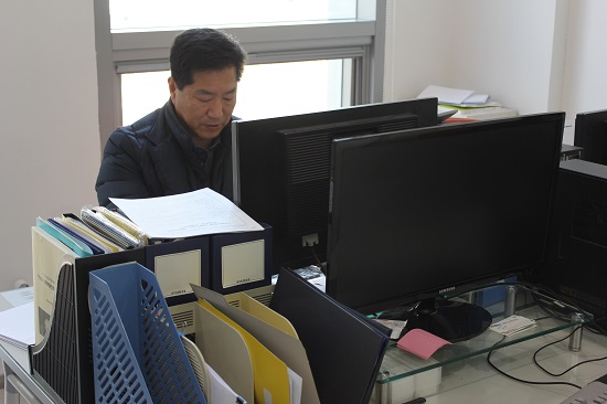 업무를 보고 있는 손재율 CEO멘토