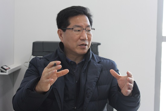 창업 상담을 하고 있는 손재율 CEO멘토