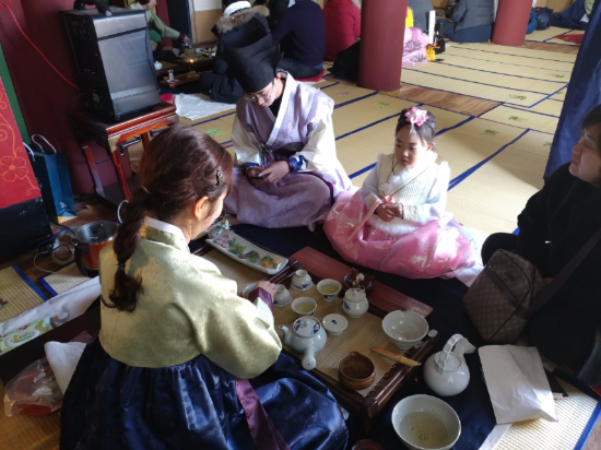 대표적인 전통문화 즐기기 프로그램으로 한복 나들이와 다도체험이 준비되어 있다.