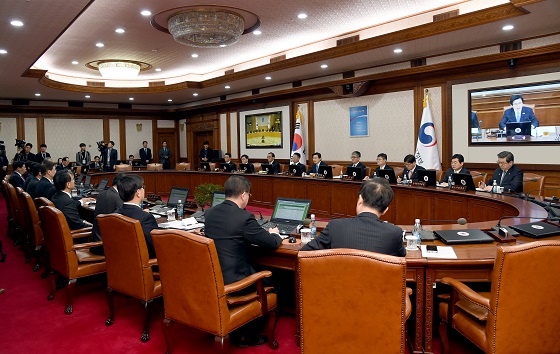 황교안 대통령 권한대행 국무총리(왼쪽 두번째)가 21일 오전 세종로 정부서울청사에서 열린 서울-세종청사 간 영상국무회의에서 발언을 하고 있다.