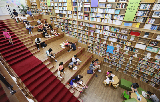 폭염이 계속된 17일 서울 세종대로 서울도서관에서 시민들이 책을 읽으며 더위를 식히고 있다. (사진=저작권자(c) 연합뉴스, 무단 전재-재배포 금지)