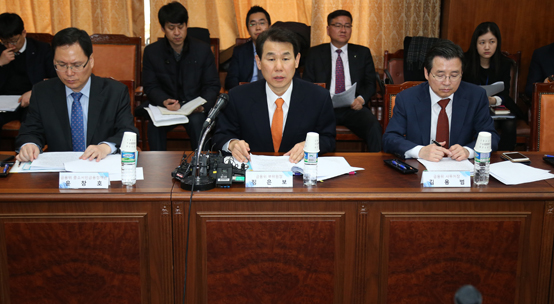 21일 오전 서울 영등포구 여의도 금융감독원에서 열린 제2금융권 가계대출 간담회에서 정은보(가운데) 금융위원회 부위원장이 모두발언을 하고 있다. <저작권자(c) 연합뉴스, 무단 전재-재배포 금지>