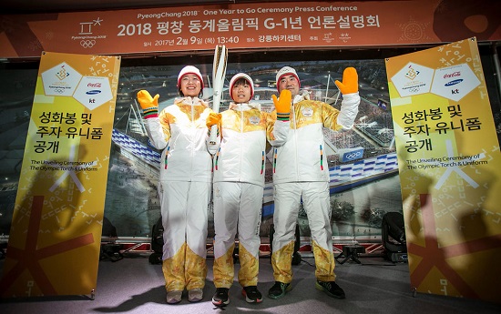 지난 9일 공개된 평창올림픽 공식 성화봉과 유니폼의 모습. (출처=국제올림픽위원회 홈페이지)