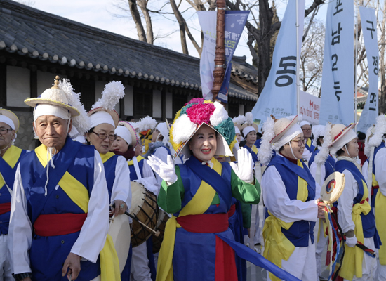 퍼포먼스의 흥을 돋군 사물놀이 단체