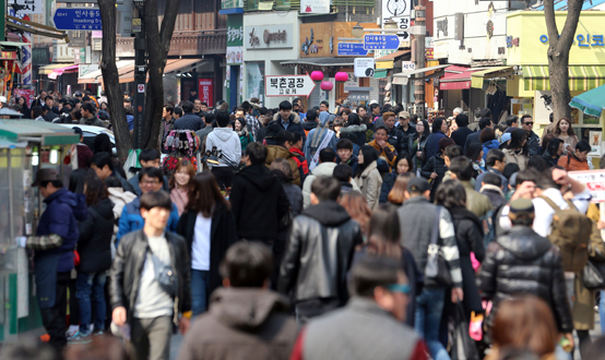 정부는 23일 내수활성화 관계장관회의를 열고 매월 1회 가족과 함께 하는 날  고속철도 조기 예약시 최대 반값 할인 등 다양한 내수활성화 대책을 내놓았다. 사진은 인파로 북적이는 인사동 거리. <저작권자(c) 연합뉴스, 무단 전재-재배포 금지>