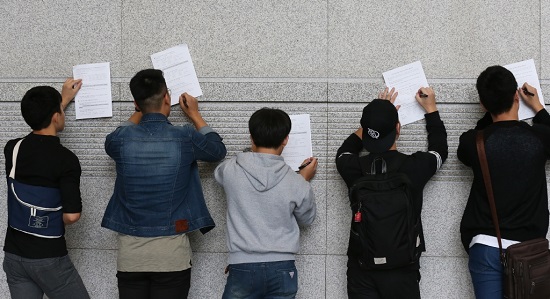 구직자들이 이력서를 쓰고 있다.(사진=공감포토)