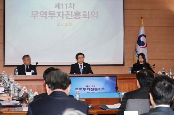 황교안 대통령 권한대행 국무총리가 27일 정부 서울청사에서 열린 무역투자진흥회의에서 발언하고 있다.(사진=저작권자(c) 연합뉴스, 무단 전재-재배포 금지)