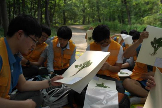 산 속에서 동아리 활동도 하며 많은 경험을 쌓는다.(출처 : 교육부)