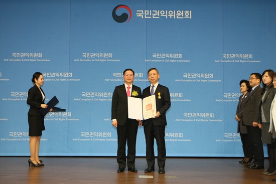 ▲부패방지부문에서 국민훈장석류장을 받은 흥사단투명사회운동본부 송준호 상임대표