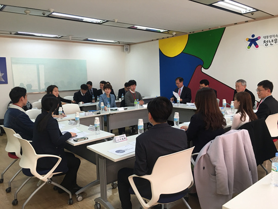 간담회를 진행하고 있다.