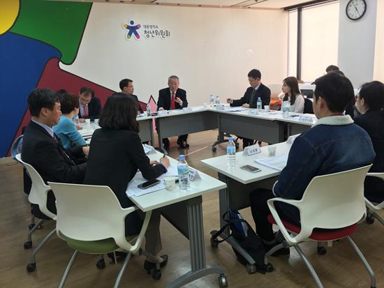 한국장학재단 안양옥 이사장이 질의응답을 하고 있다.