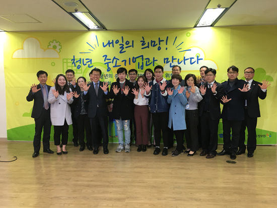 업무 협약식과 간담회를 마무리하며 참석자들이 기념사진을 촬영했다.