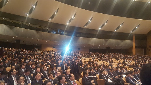 많은 이들이 참석해서 자리를 빛내주고 있다.