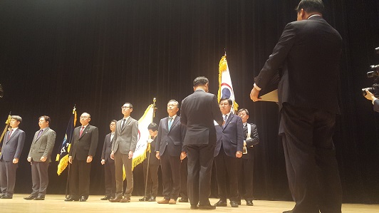 모범 납세자에 대한 포상을 하고 있다.