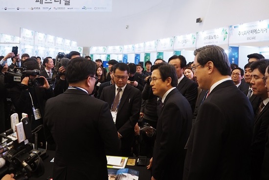 투자상담부스를 찾아 간 황교안 권한대행.