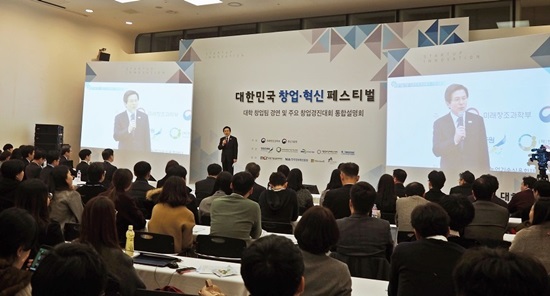청년들을 격려하는 황교안 권한대행.