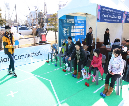제3회 패럴림픽 데이가 개최된 강릉 컬링센터 앞에 설치된 보치아 체험장에서 행사 참여자들이 안내에 따라 체험을 하고 있다.