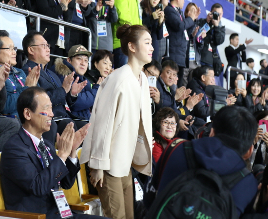 패럴림픽 데이의 한국 홍보대사를 맡고 있는 전 피겨스케이팅 국가대표 김연아 선수가 초청인사로 소개되어 관중들에게 인사를 하고 있다.