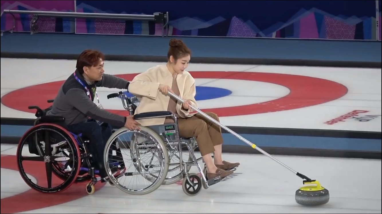 컬링스톤 시구에 나서는 김연아 홍보대사