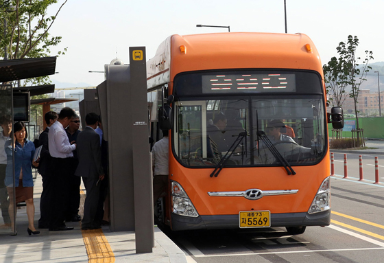 대전시 유성구 반석동∼정부세종청사∼KTX 충북 오송역 구간 BRT 차량의 모습. (사진=저작권자(c) 연합뉴스, 무단 전재-재배포 금지)