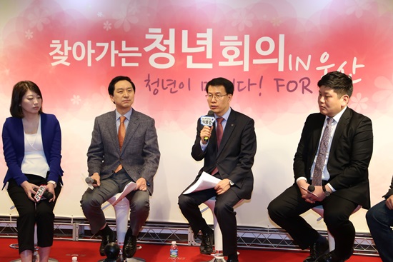 청년 대표 6인과의 대화 중 답변하는 박용호 청년위원장