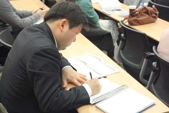 청년 주거 컨퍼런스 참가자들이 발표를 듣고 있다.