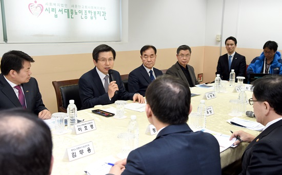 황교안 권한대행이 기관 관계자들을 만나 이야기를 나누고 있다.