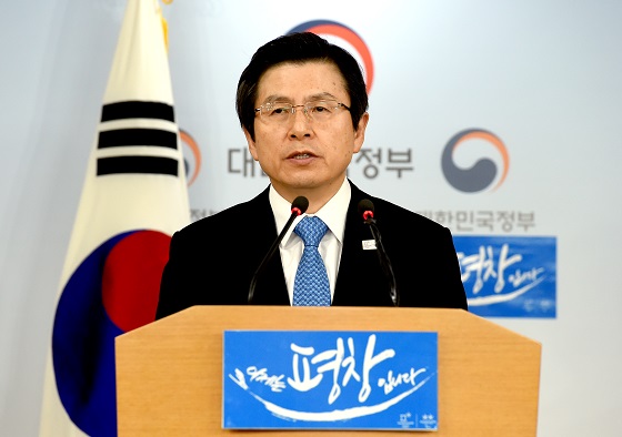 황교안 대통령 권한대행이 10일 오후 서울 세종로 정부서울청사에서 박근혜 전 대통령 탄핵 관련 대국민담화를 하고 있다. 