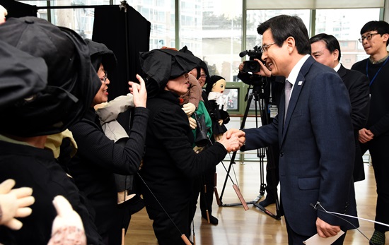 인형극 단원들에게 감사의 말을 전하는 황교안 권한대행,